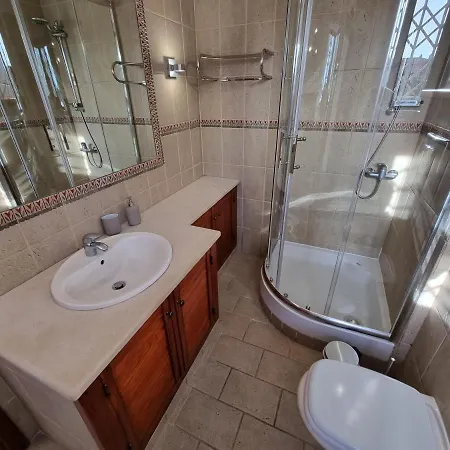 Com 3 Quartos Em Frente A Apartmán *