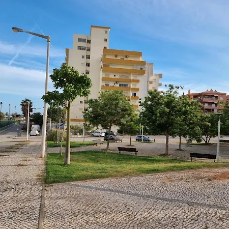 Com 3 Quartos Em Frente A * Portimao