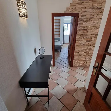 Com 3 Quartos Em Frente A Apartment *