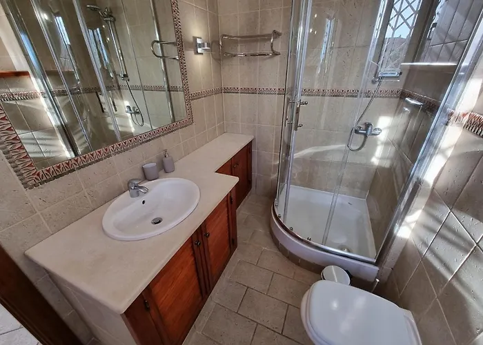 Com 3 Quartos Em Frente A Apartamento *