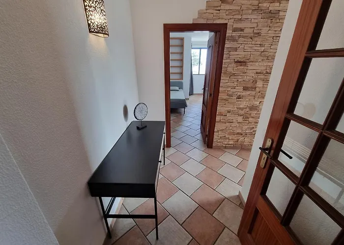 Com 3 Quartos Em Frente A Apartamento *