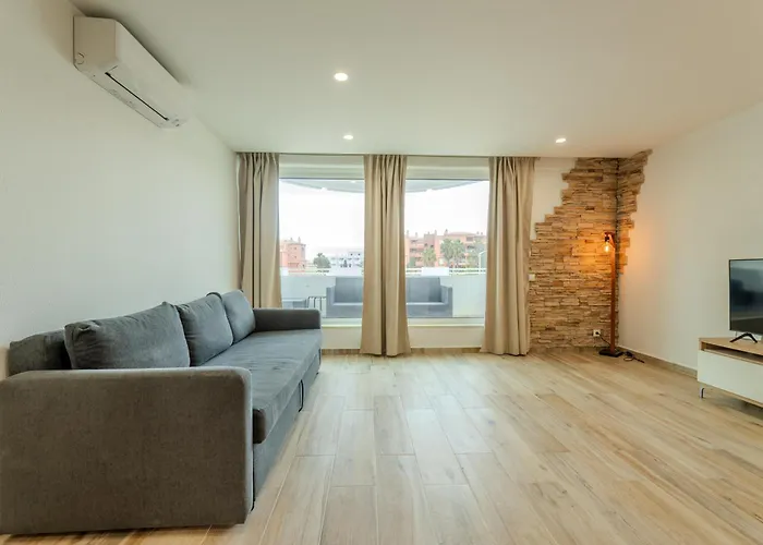 Com 3 Quartos Em Frente A Apartamento