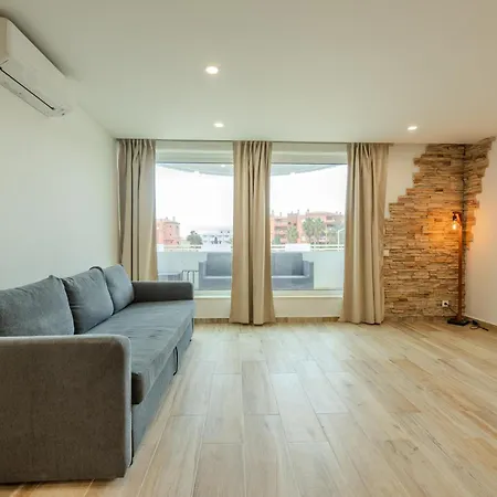 Com 3 Quartos Em Frente A Διαμέρισμα