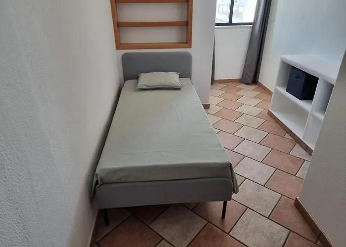 Com 3 Quartos Em Frente A Appartamento Portimão