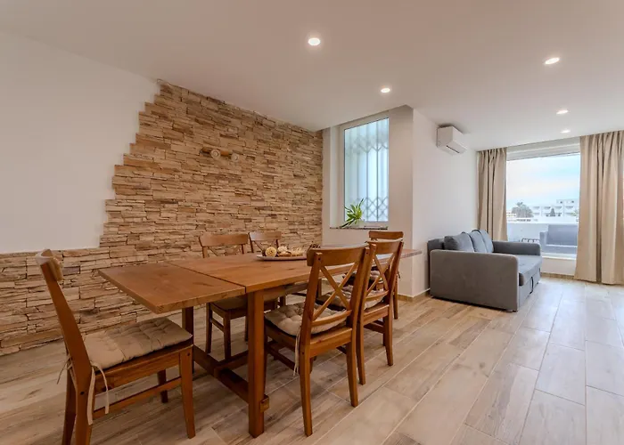 Com 3 Quartos Em Frente A